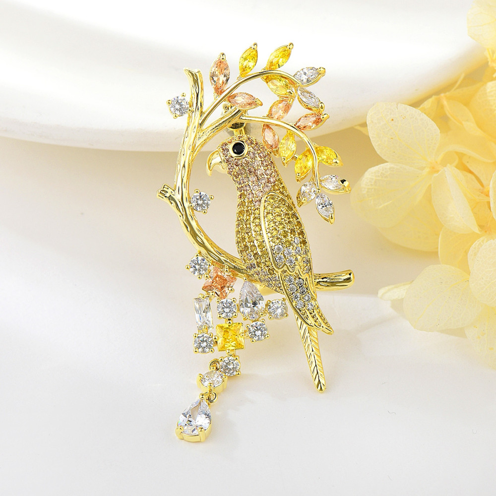 Image of Arannyal bevont papagáj bross CZ kristályokkal (0960.)