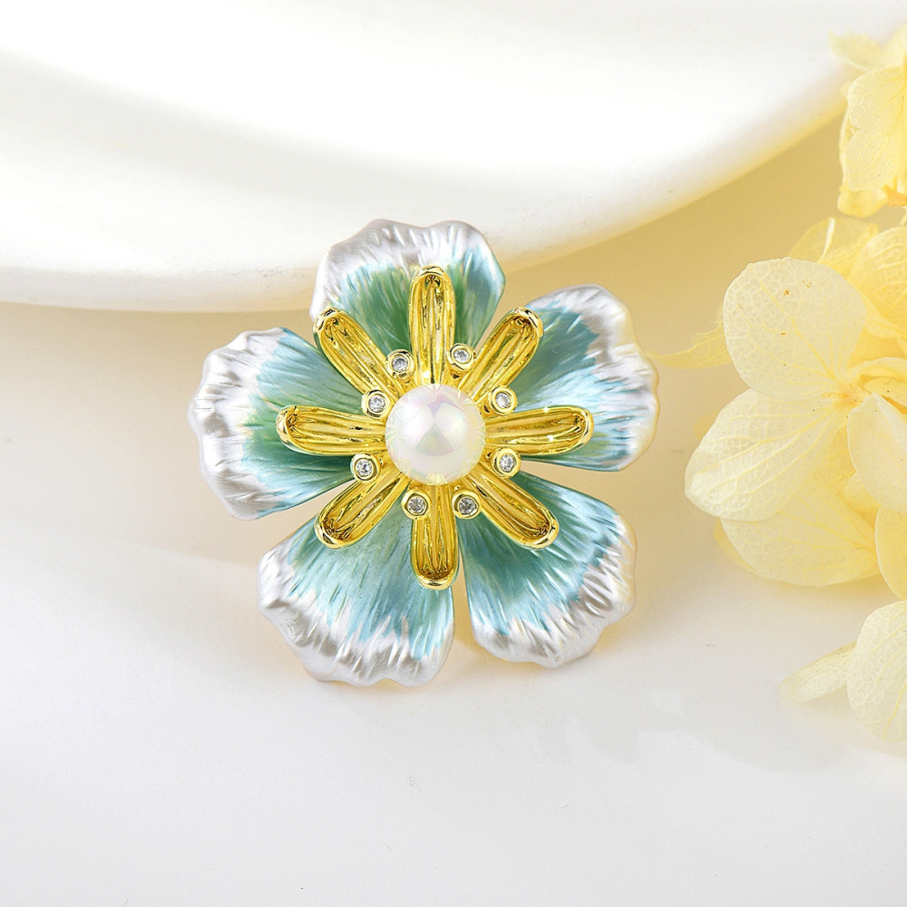Image of Arannyal bevont halványkék virág bross áttetsző CZ kristályokkal (0958.)