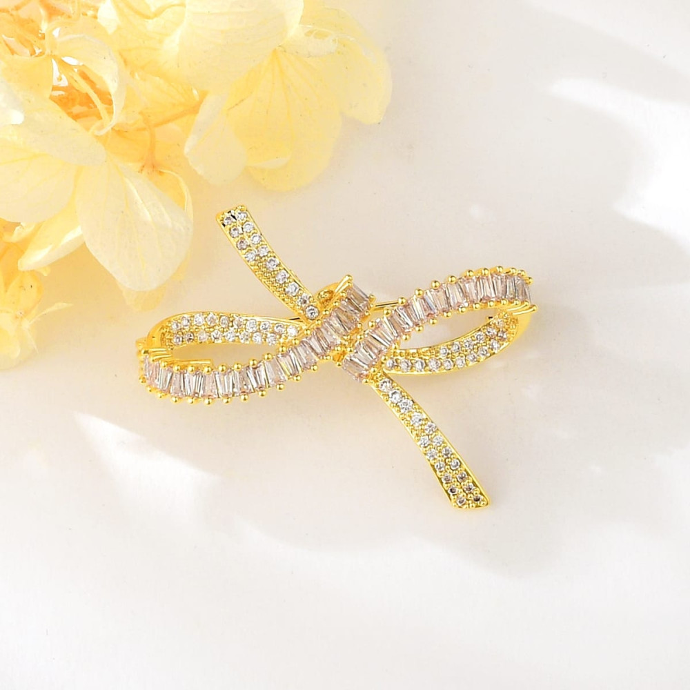 Image of Elegáns masni bross arany bevonattal, áttetsző cirkónia kristályokkal (0576.)