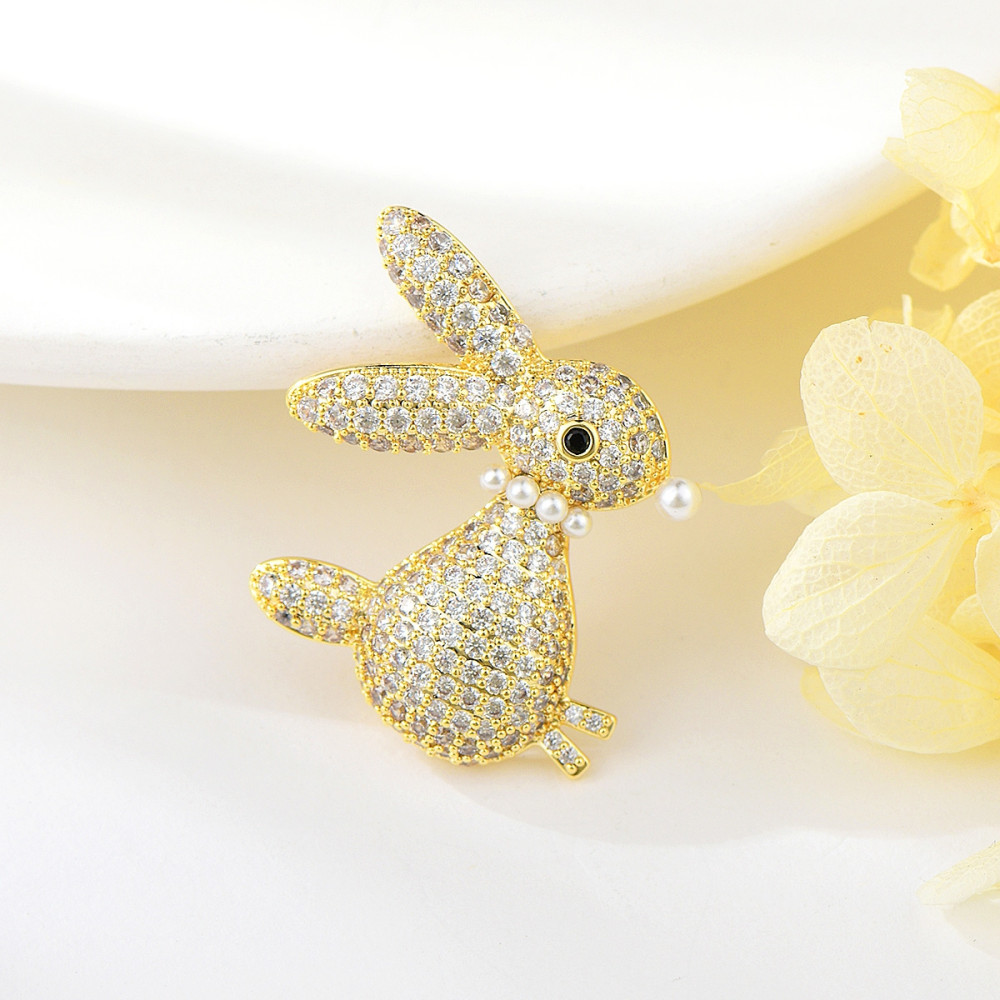 Image of Arannyal bevont nyuszi bross áttetsző CZ kristályokkal (0722.)