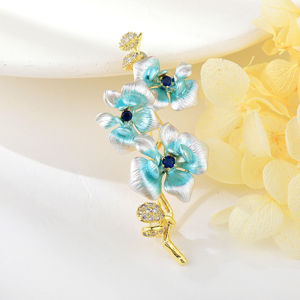 Image of Arannyal bevont kék virágos ág bross áttetsző CZ kristályokkal (0704.)