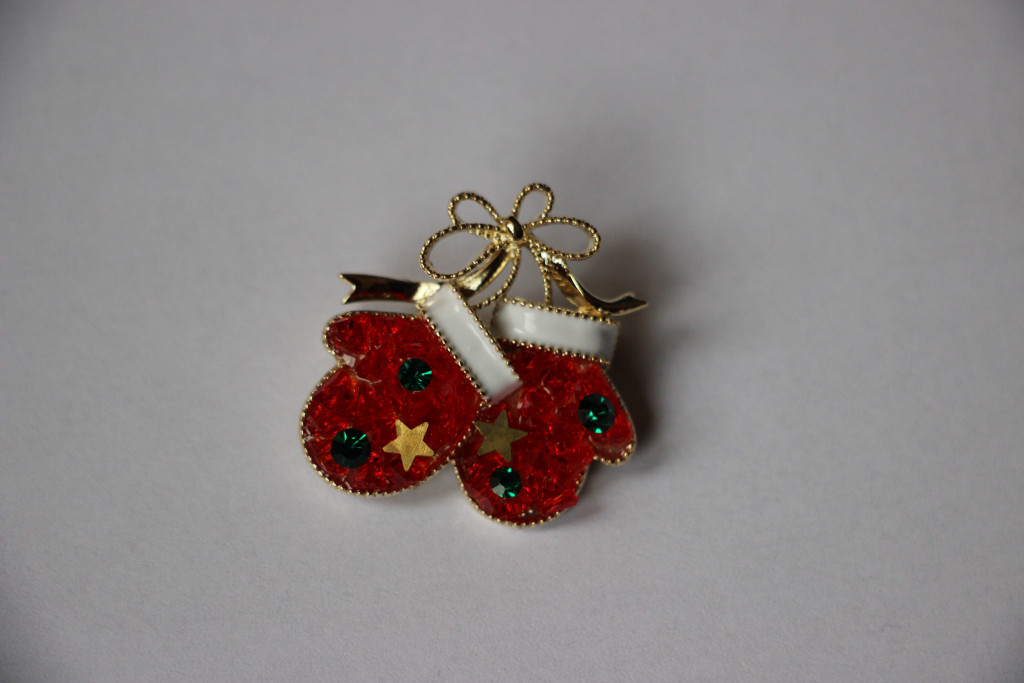 Image of Arannyal bevont karácsonyi kesztyű bross cirkónia kristályokkal (0107.)