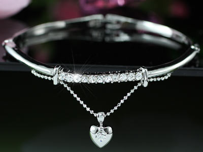 Image of Fehérarannyal bevont szíves karperec ausztriai kristályokkal (0122.)