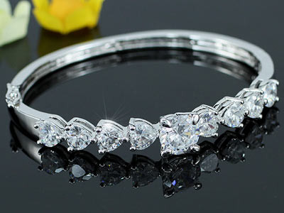 Image of Fehérarannyal bevont 8,5 karátos szívfűzér karperec CZ kristályokkal (0120.)